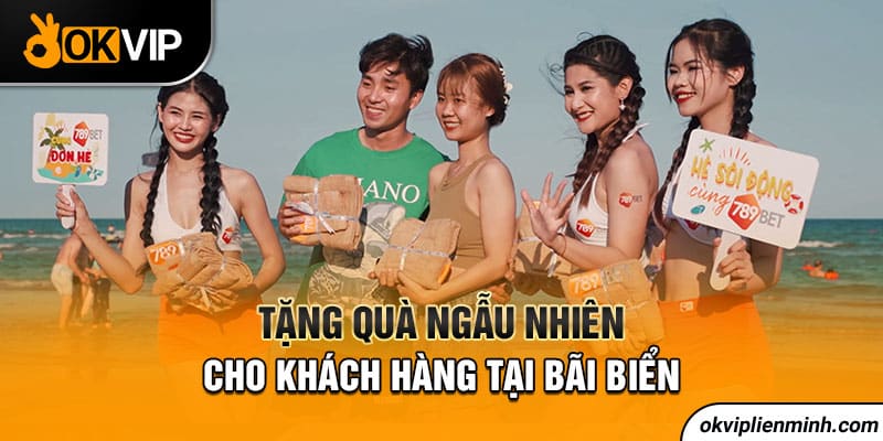 Tặng quà ngẫu nhiên cho khách hàng tại bãi biển